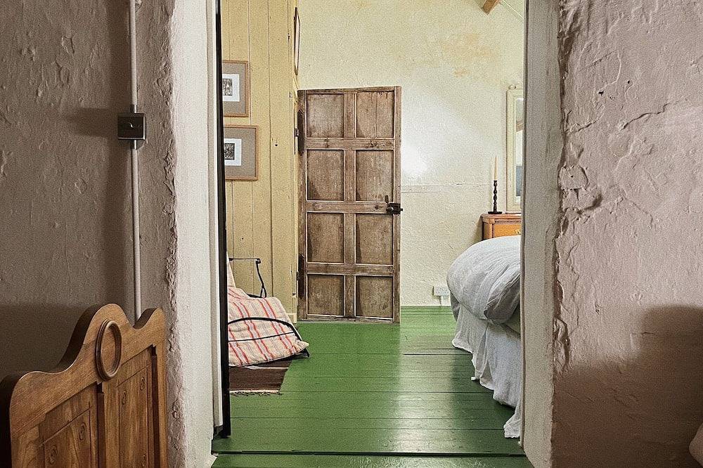 Historical Little Mill Cottage, Moments From Mountains and Market Town in Mardy, Brecon Beacons