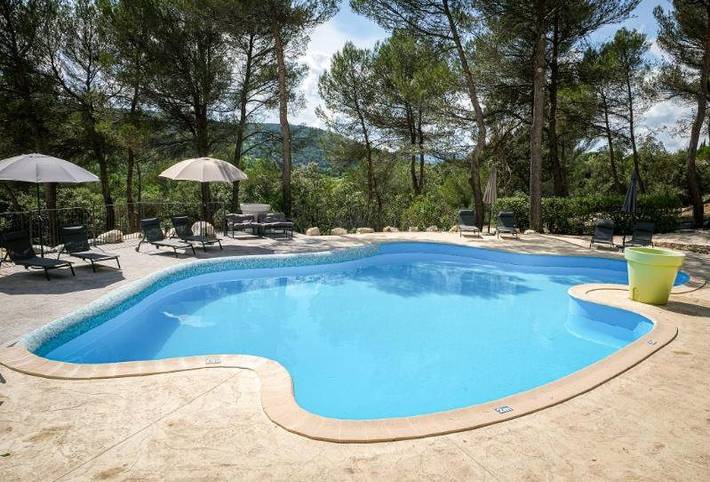 Hôtel pour 4 personnes, avec terrasse ainsi que piscine et jardin