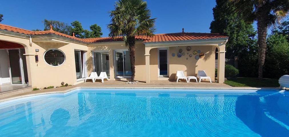 Maison d’hôte pour 3 personnes, avec jardin ainsi que vue et piscine à Le May-sur-Èvre