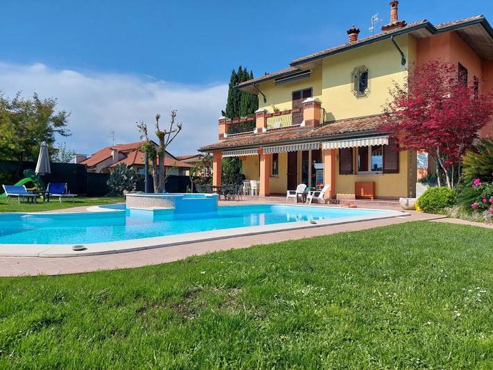 B&b per 4 persone, con Idromassaggio e Terrazza nonché Giardino e Piscina a Rivoltella del Garda