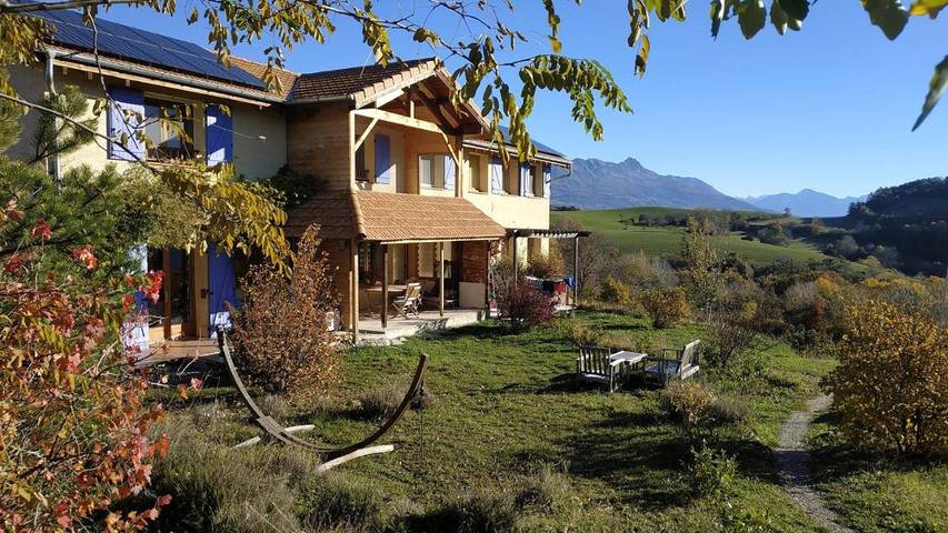 Gîte pour 2 personnes, avec Terrasse ainsi que Jardin et Vue à La Bâtie-Vieille
