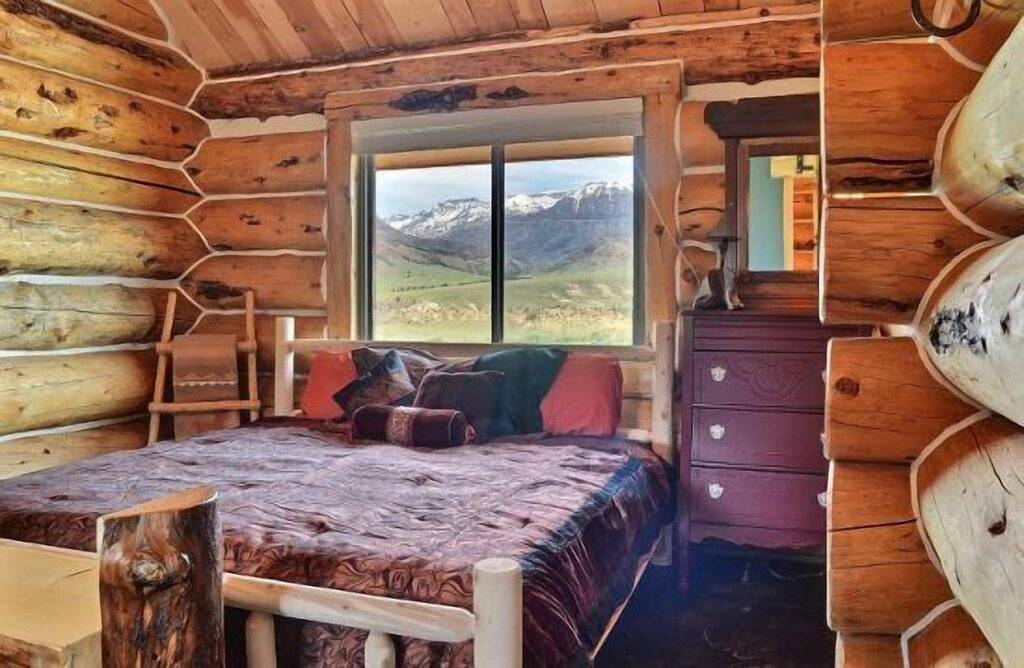 Malerisches Blockhaus auf der Straße nach Yellowstone in Wapiti, Absaroka Range