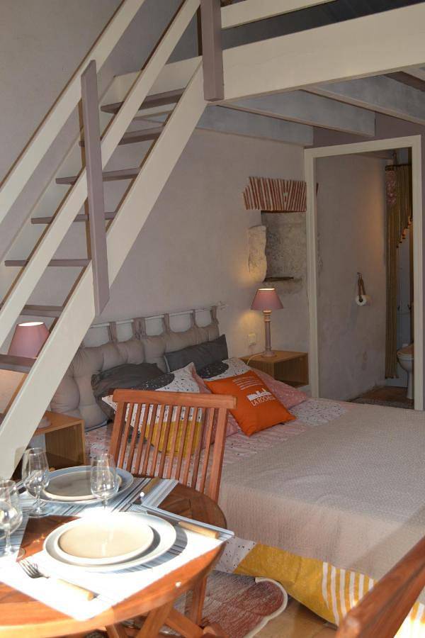 Location de vacances pour 2 personnes, avec jardin ainsi que terrasse et piscine à La Jarrie - 3