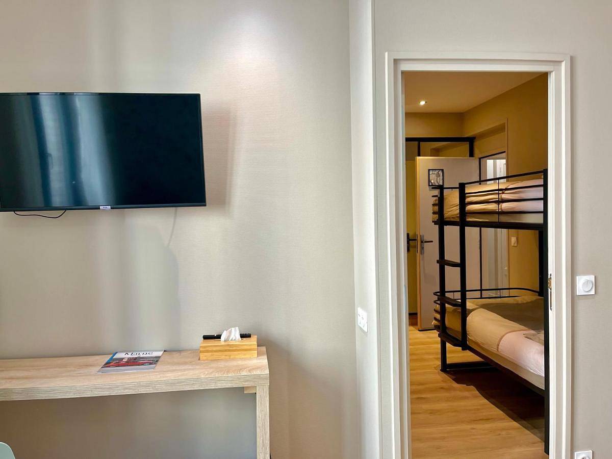 Double Room with Private External Bathroom in Reims, Marne