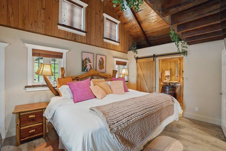 Vacation rental for 4 people, with pool and lake view as well as terrace and yard, with pets in Southwest Florida