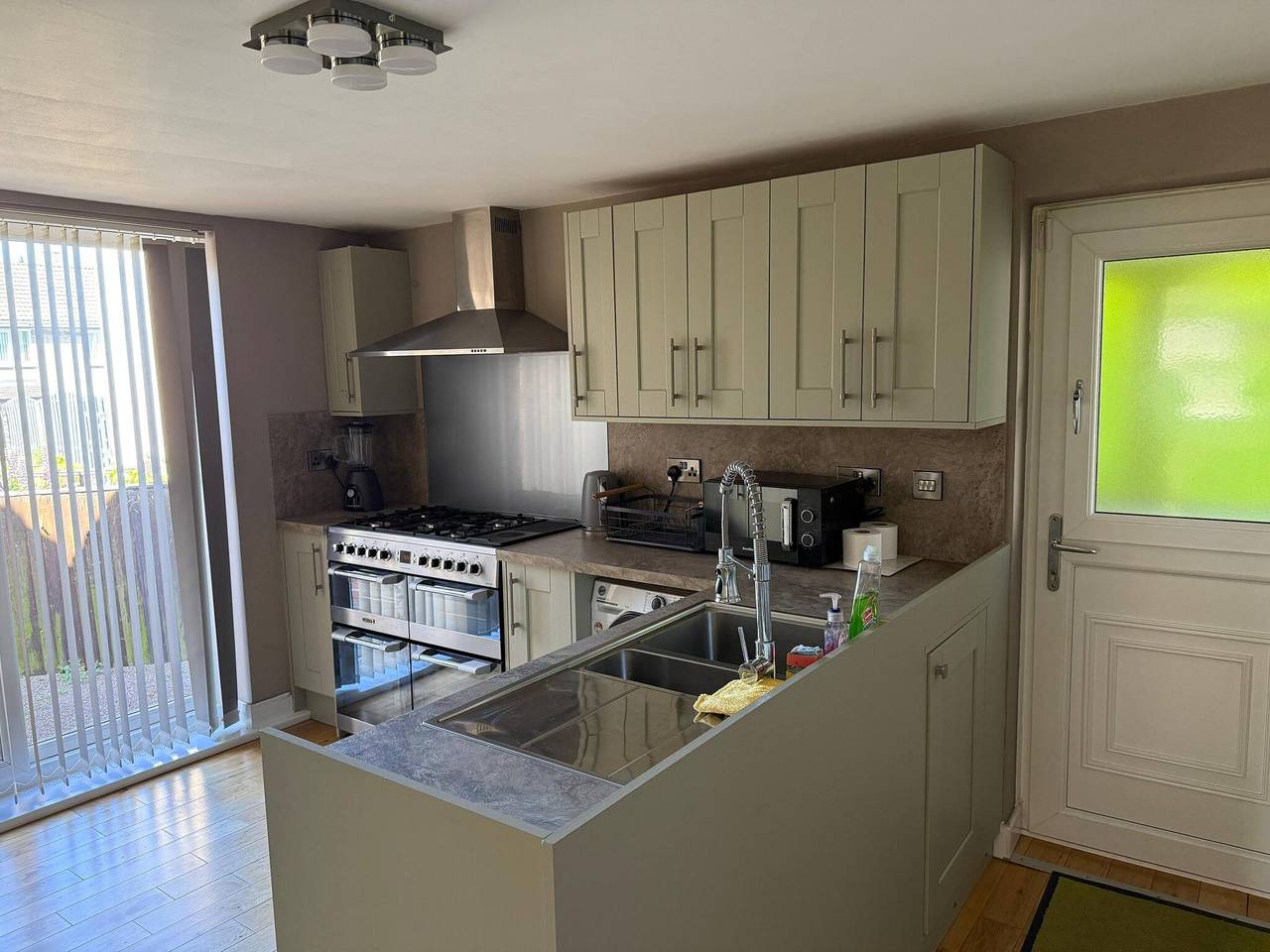 Spacious 6 Bedroom Family House in Barnsley, South Yorkshire