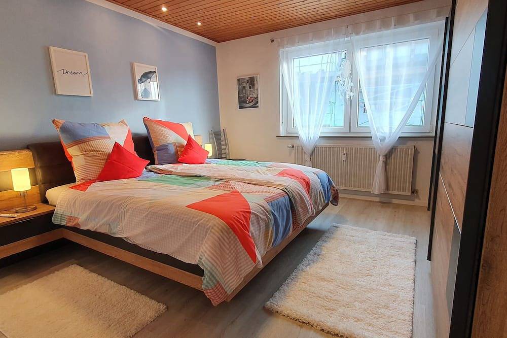 Ganze Wohnung, Gemütliche Ferienwohnung (85qm) mit großem Balkon und Parkplatz in Karlstadt, Fränkisches Weinland