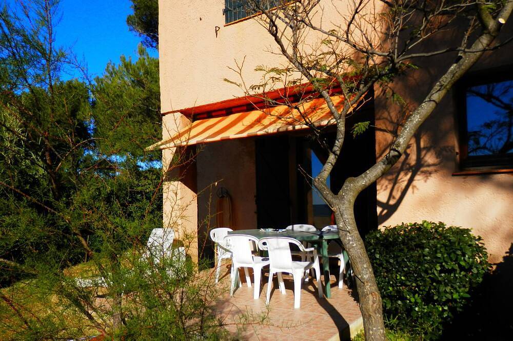 Small detached house with enclosed garden, beach below, sleeps 4 + pet in Sanary-sur-Mer, Mittelmeerküste (Frankreich)