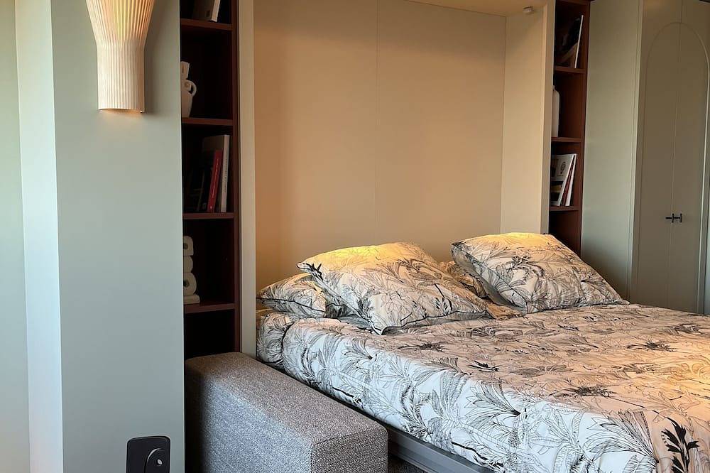 Appartement entier, Luxueux Appartement Cote D'Azur Les Pieds Dans L'Eau in Saint-Laurent-du-Var, Côte méditerranéenne (France)