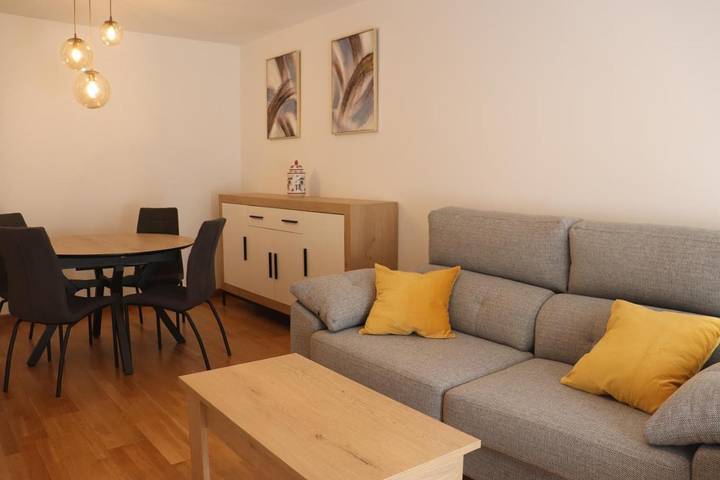 Apartamento para 5 personas, con Balcón además de Terraza y Jardín en Bárcena de Cicero