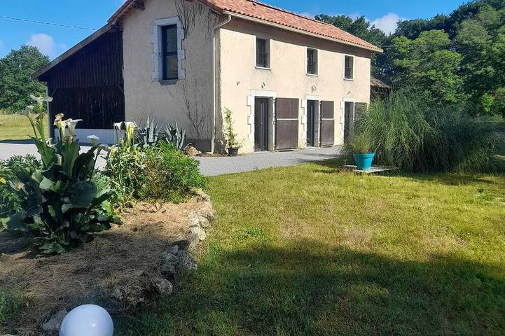 Location de vacances pour 6 personnes, avec Piscine à Lacquy