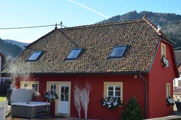Gîte pour 8 personnes, avec terrasse ainsi que jardin et jacuzzi à Sewen
