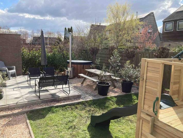 Ferienhaus für 6 Personen, mit Balkon und Whirlpool sowie Terrasse und Garten