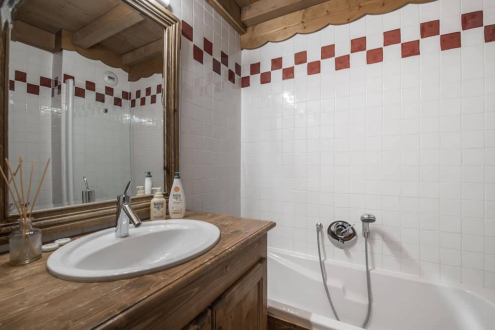 Superbe chalet ski aux pieds Jacuzzi Sauna Courchevel la Tania in La Tania, La Perrière