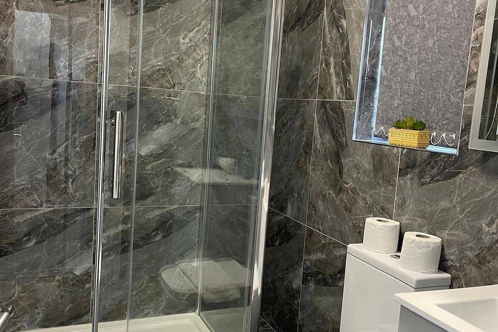 Entire apartment, Renovated Modern Apartment Sleeps 4 in Leeds in Leeds, West Yorkshire