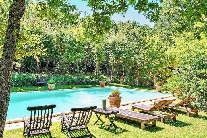 Location de vacances pour 12 personnes, avec terrasse à Saint-Antonin-sur-Bayon