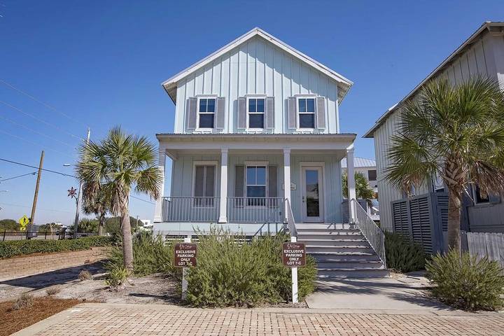 Vacation rental for 8 people, with balcony and pool, with pets by Orange Beach