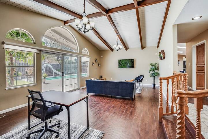 Vacation rental for 16 people, with terrace and yard in Silicon Valley