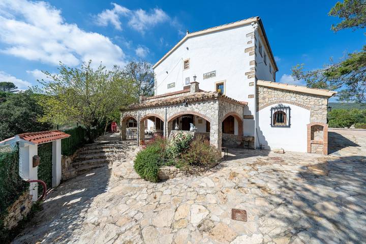 Chalet "Can Tronc" con vistas a la montaña, piscina compartida y Wi-Fi in Querol, Alto Campo