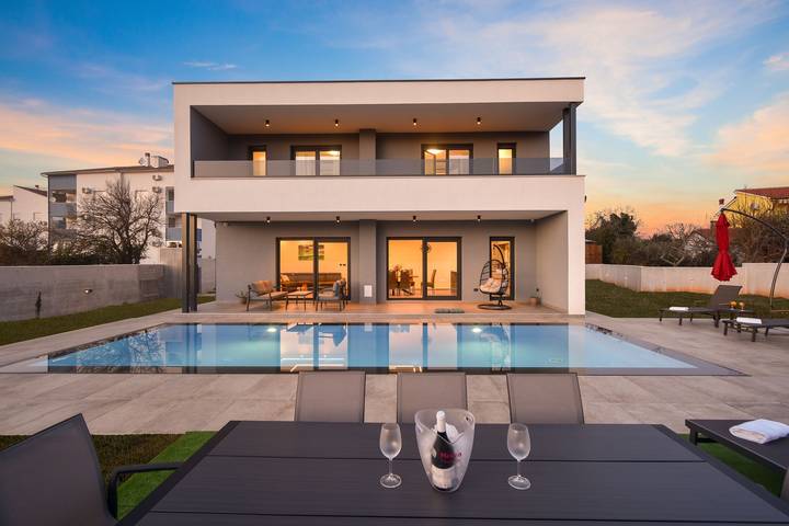 Ferienhaus für 8 Personen, mit Pool und Terrasse sowie Garten in Pula