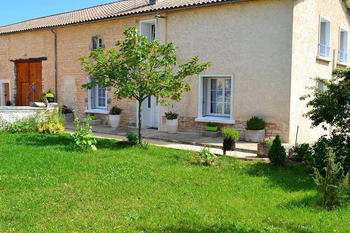 Gîte pour 6 personnes, avec jardin à Saint-Angeau