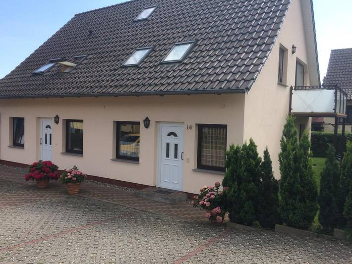 Hel lejlighed, Apartment 'Gästehaus Am Fischerweg Seerose' with Shared Garden, Balcony and Wi-Fi in Lauterbach (Rügen), Putbus
