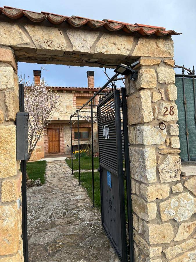 Casa rural para 16 personas, con Terraza además de Jardín y Vistas en Encinas - 2