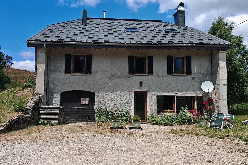 Large renovated family gite, at the foot of the hiking trails and trails, land in Septmoncel Les Molunes, Parc naturel régional du Haut-Jura