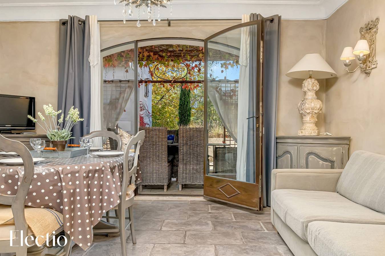 Appartement de vacances entier, Loggia 2 Glycine | Résidence Les Petitons in Oppède, Parc naturel régional du Luberon