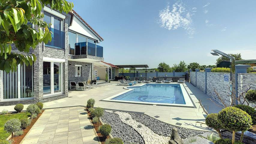 Villa für 10 Personen, mit Terrasse und Garten sowie Whirlpool und Pool in Fazana