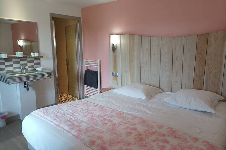 Location de vacances pour 38 personnes, avec balcon et jardin ainsi que jacuzzi et piscine à Saint-Martin-de-Fressengeas - 3