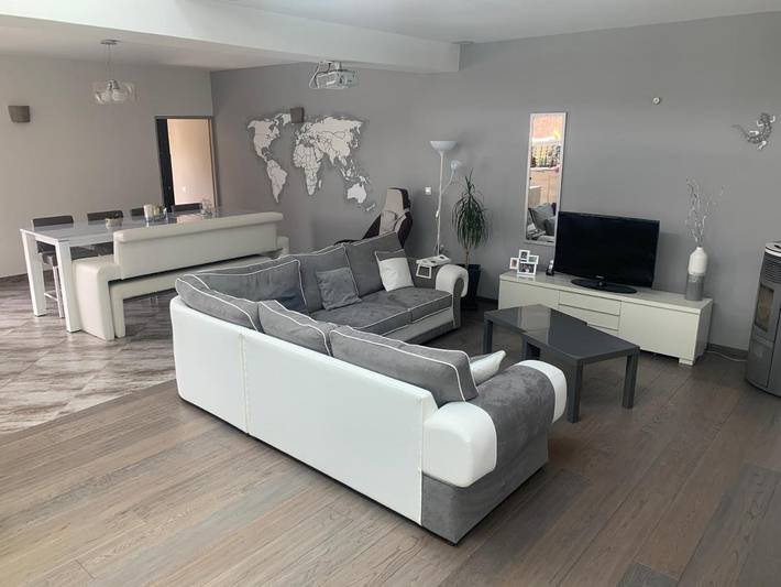 Location de vacances pour 8 personnes, avec Terrasse ainsi que Jardin et Piscine à Ghyvelde