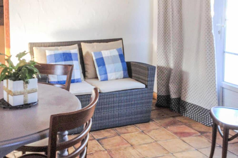 2 bedroom gorgeous home in Roussillon in Roussillon, Parc naturel régional du Luberon
