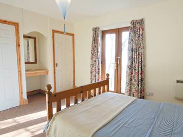Log Cabin for 4 People in Carmarthenshire, South-Wales, Photo 3