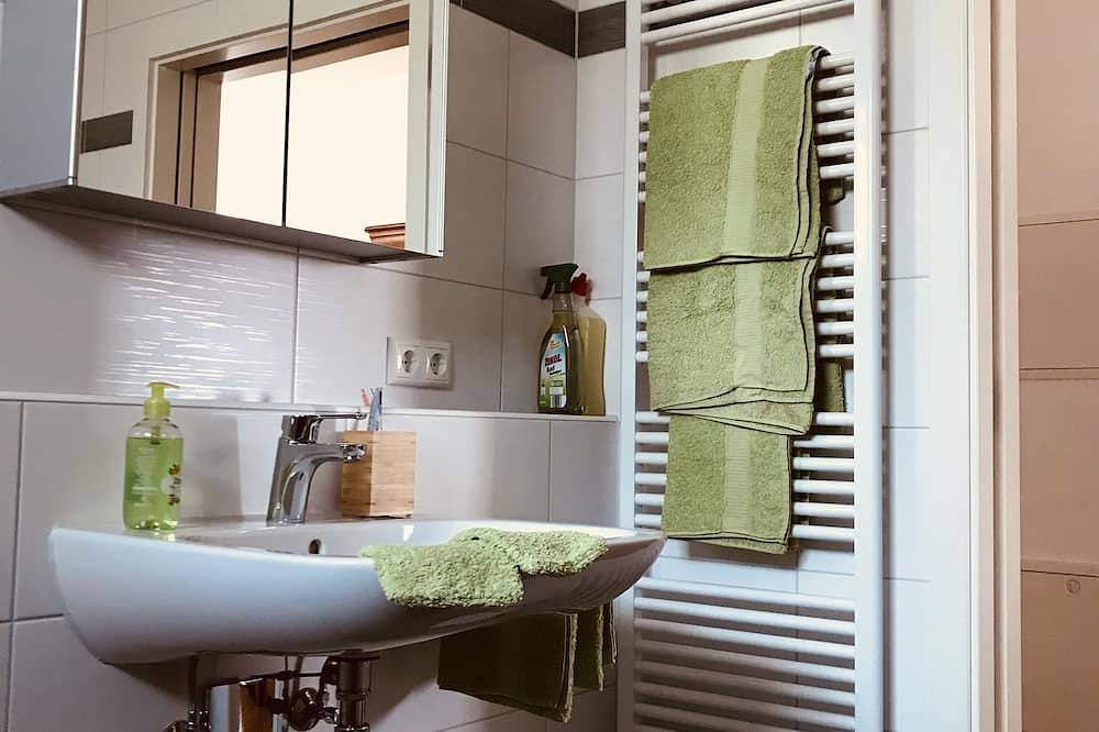 Ganze Wohnung, Neue und moderne 74qm große Ferienwohnung mit Balkon und himmlischem Blick auf den Brombachsee (barrierefrei, erreichbar über Aufzug) in Pleinfeld, Fränkisches Seenland