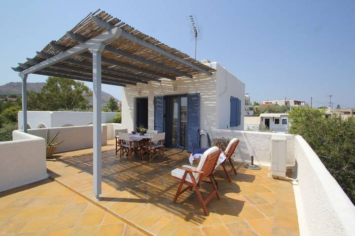Apartament wakacyjny dla 2 osób, z Balkon i Widok na ocean oraz Taras i Ogród w Region Attyka