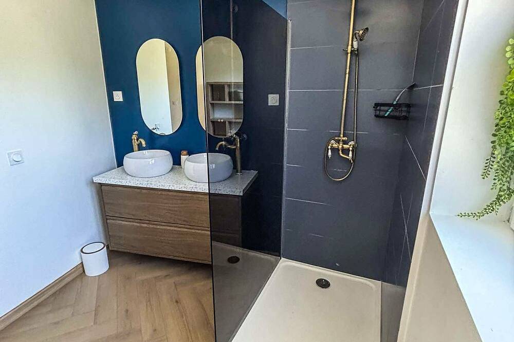 𝐴𝑢 𝑠𝑒𝑐𝑟𝑒𝑡 𝑑𝑢 𝑣𝑎𝑙𝑙𝑜𝑛 in Boulogne-sur-Mer, Boulogne-sur-Mer region