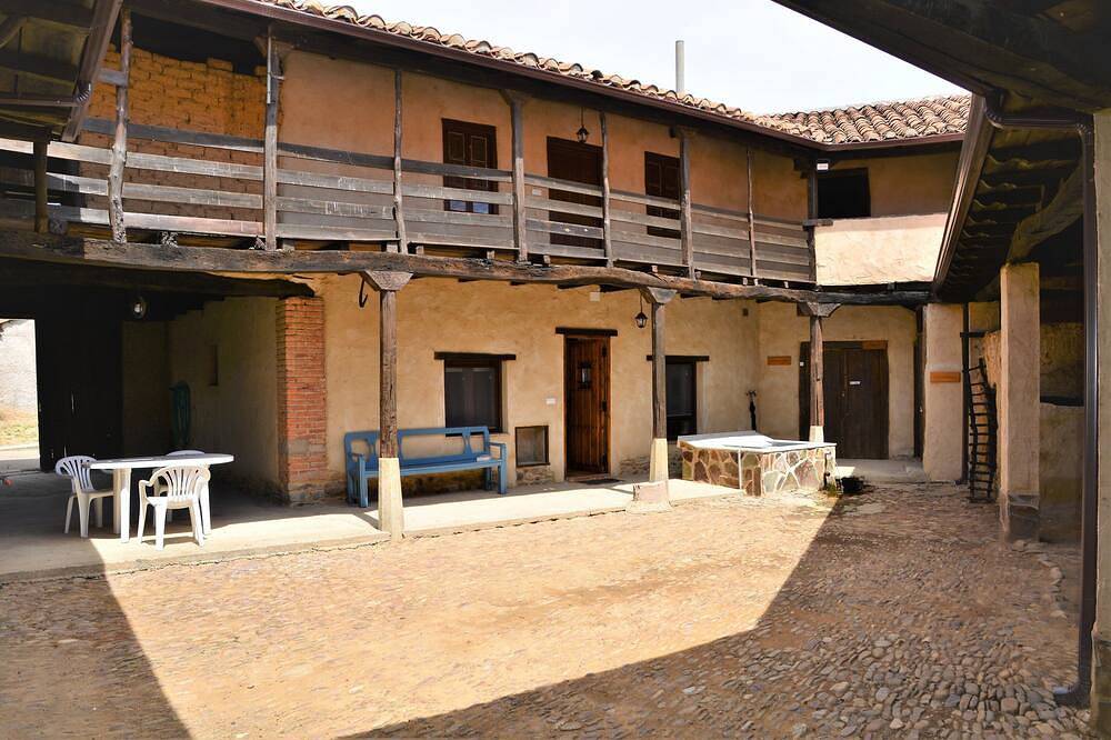 Casa Rural Abuela Tina, amplia con patio empedrado, fuente de agua de manantial in Benavides, Cordillera Cantábrica