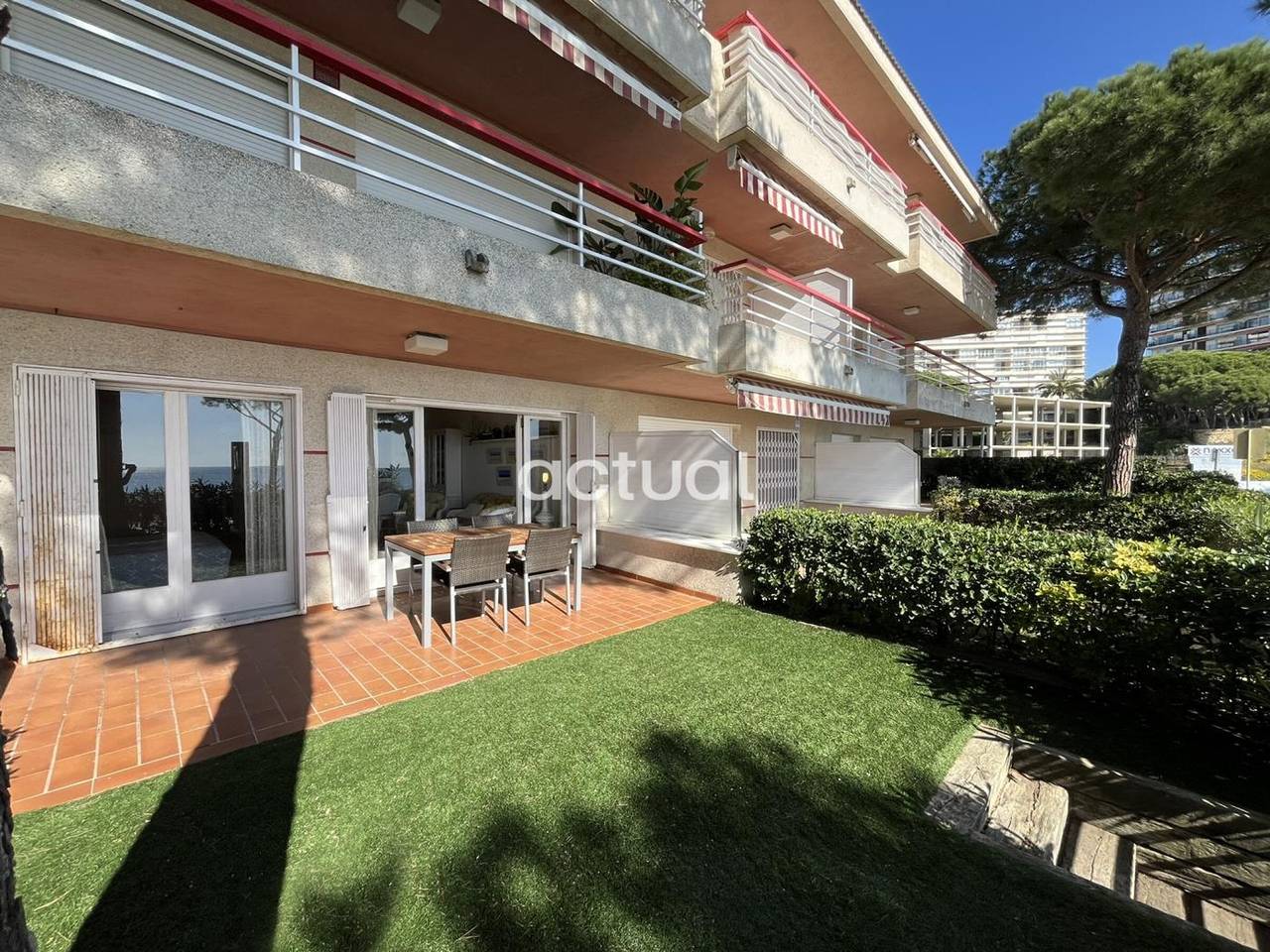 Apartamento entero, Apartamento en primera línea de mar - ? pers. in Platja d'Aro, Costa Brava