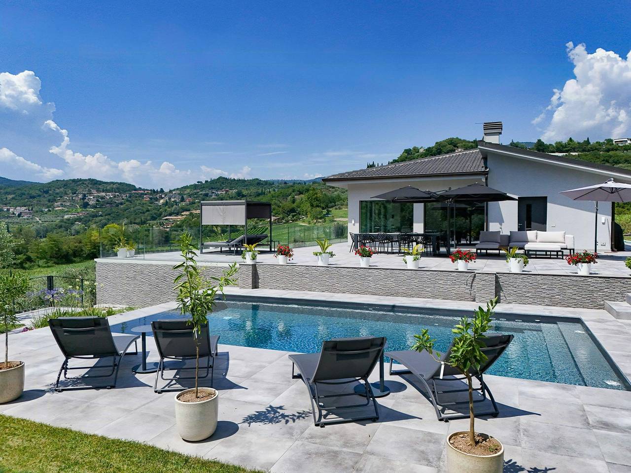 Villa avec piscine à débordement et vue lac de Garde in Costermano, Montagnes autour du lac de Garde