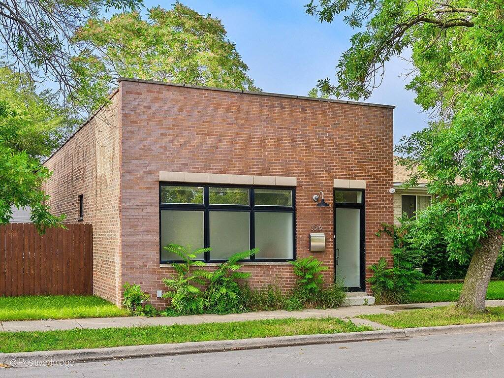 Chicago Riverhouse with private fenced in oasis in Chicago, Cook County