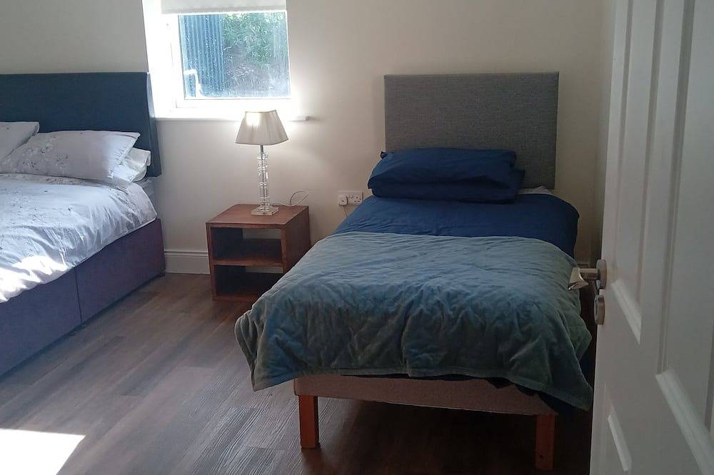 Beautiful new cottage with coastal walks, beaches, golf and Wild Atlantic Way. in Caragh, County Kerry