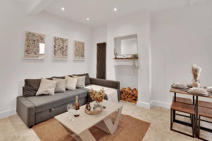 Holiday rental for 9 people, with garden in Cardiff Bay