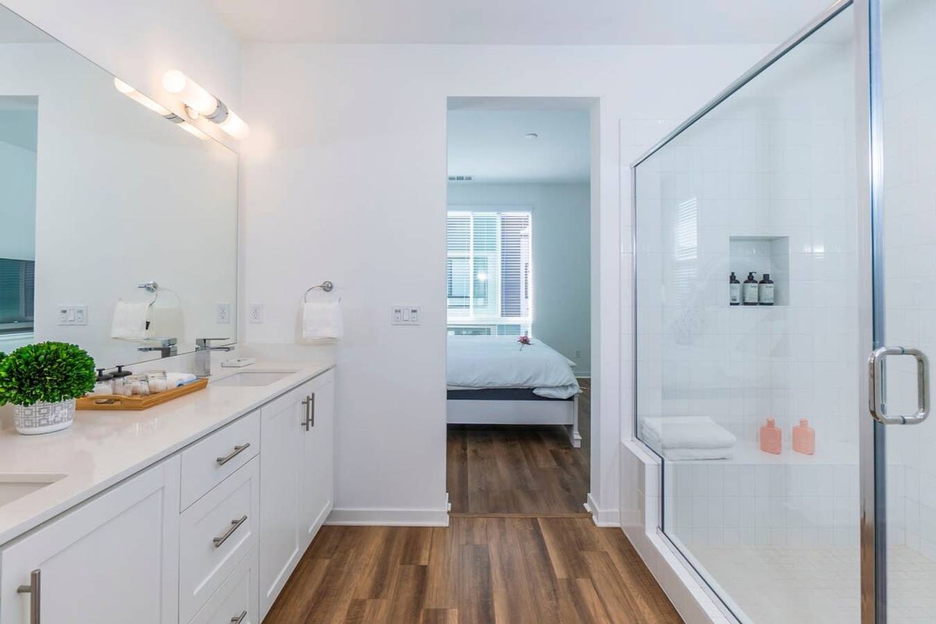 Entire apartment, Central Location Master Bedroom w Shared Bathroom in Irvine, Orange County