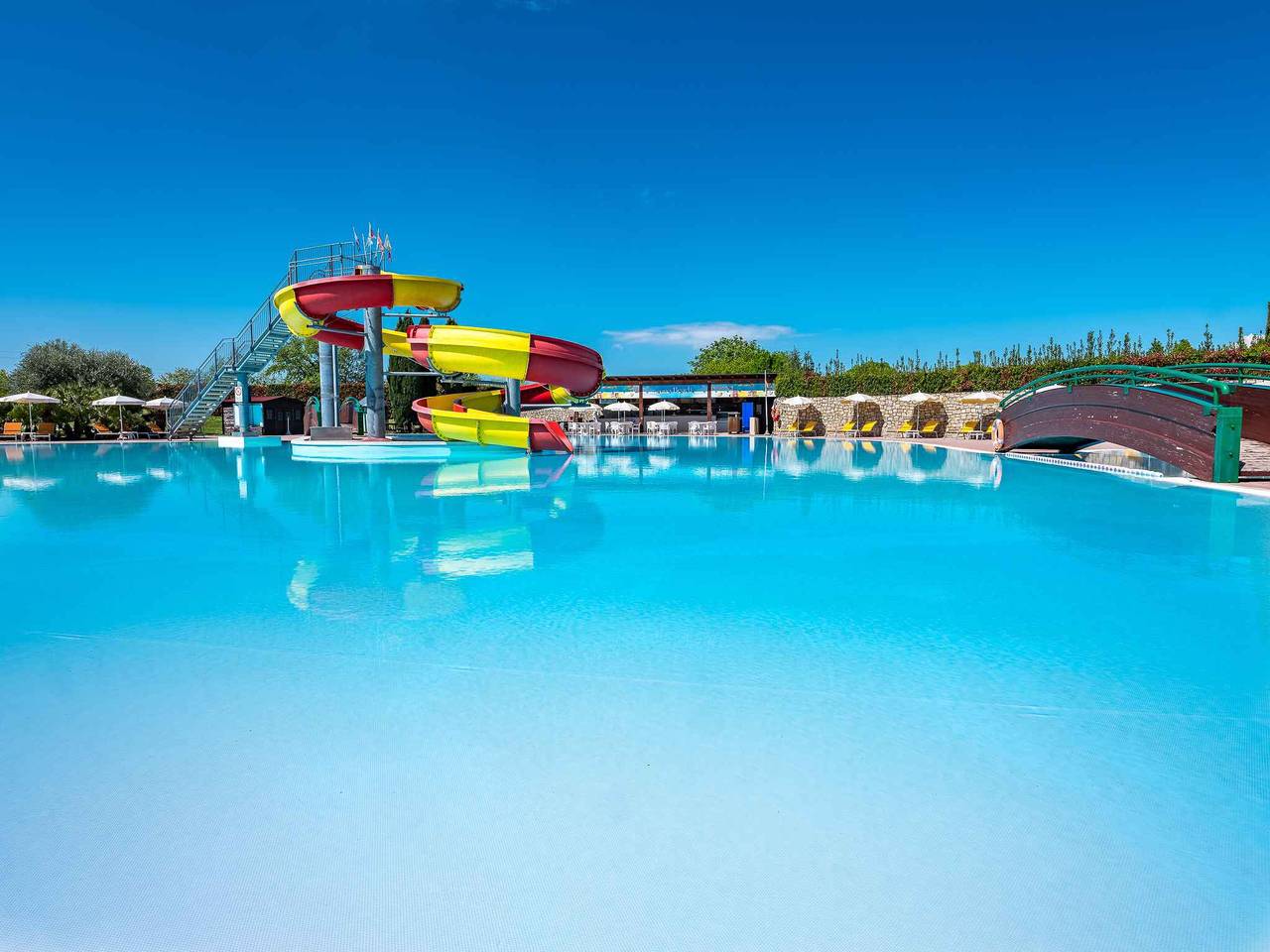 Appartamento intero, Appartamento per vacanze con piscina esterna e animazione per bambini in una splendida residenza  in Castelnuovo del Garda, Prealpi Gardesane