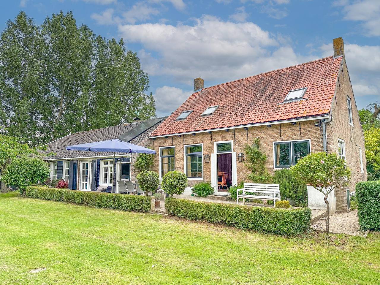 Charakteristisches Haus mit großem Garten in Niederländische Nordsee