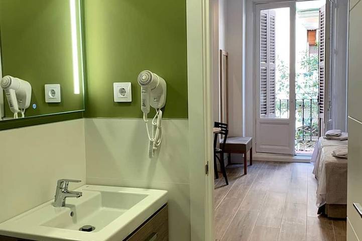 Appartement entier, Studio extérieur avec balcon pour 2 personnes in Centro (Madrid), Madrid