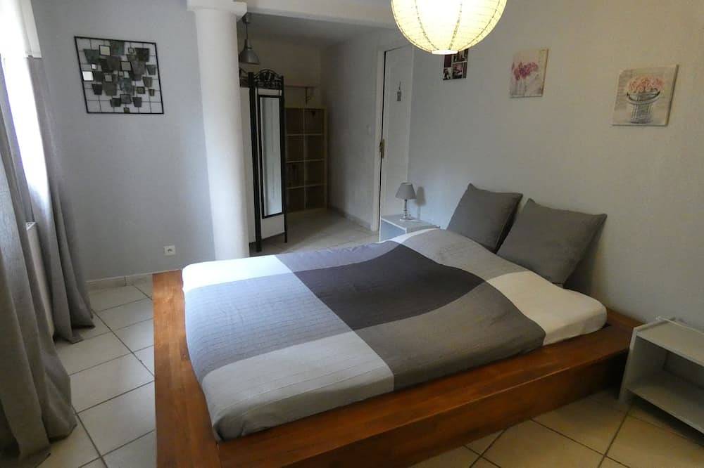 Beautiful independent apartment in villa with swimming pool in a quiet area close to amenities in Rocbaron, Brignoles region