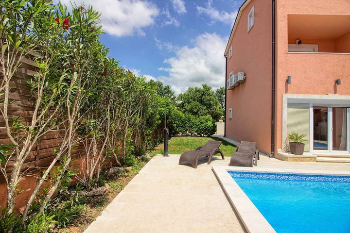 Villa pour 14 personnes, avec piscine ainsi que terrasse et jardin, animaux acceptés à Pomer - 4