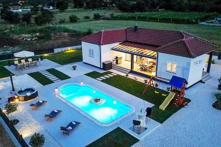 Villa pour 7 personnes, avec piscine ainsi que jardin et jacuzzi à Sinj